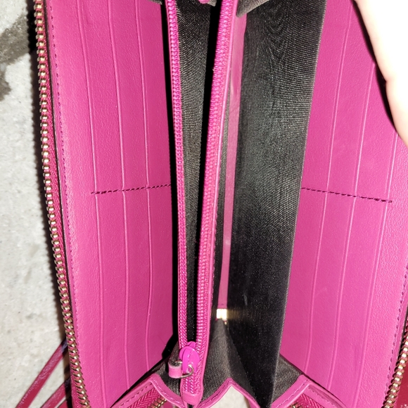 Authentic Gucci soho pink wallet💗 Lots of card slots. Get your Gucci on. - Picture 6 of 11